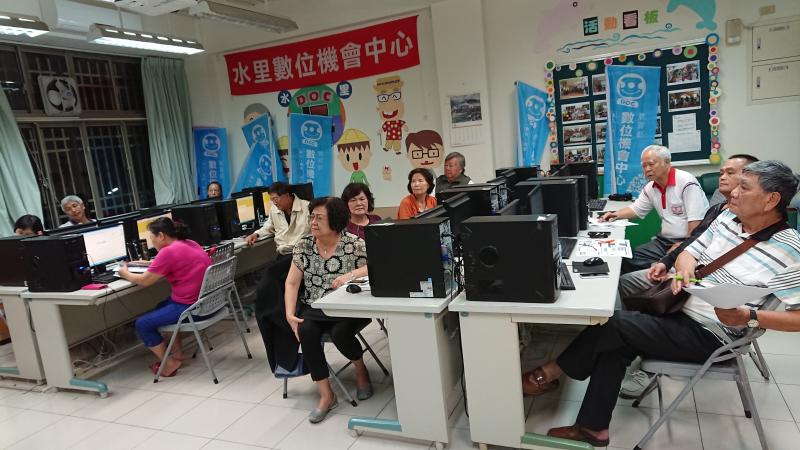 學員認真專注聽課情形