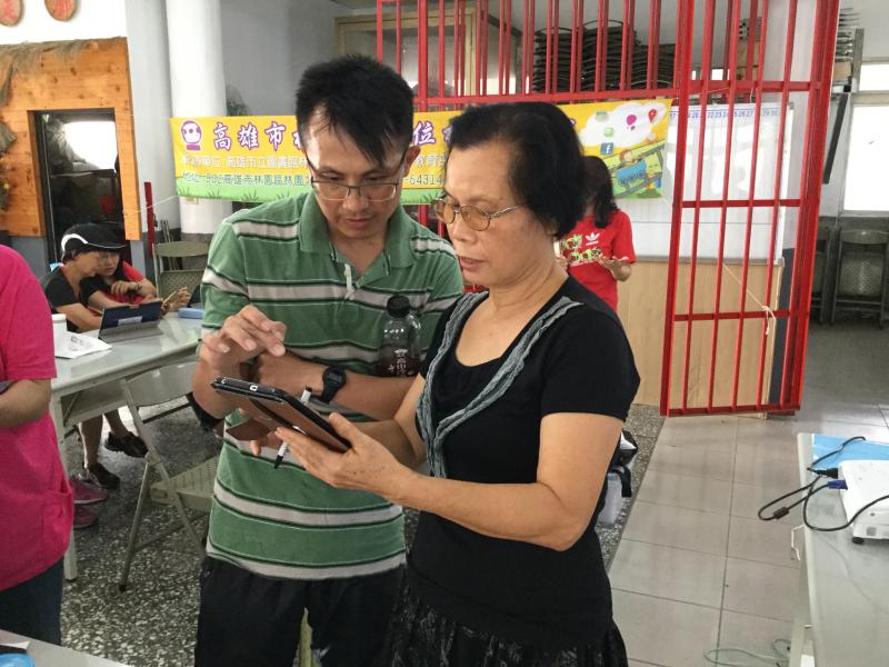 老師指導學員使用手機APP
