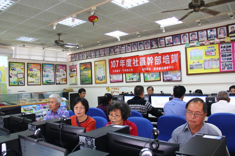 民眾很踴躍參加此課程,把教室坐滿滿