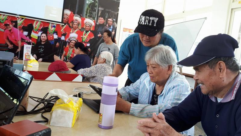 老師講解步驟協助學員操作平板搜尋網路資料
