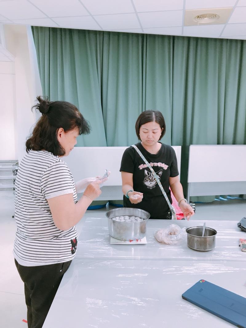 學員協助記錄製作過程