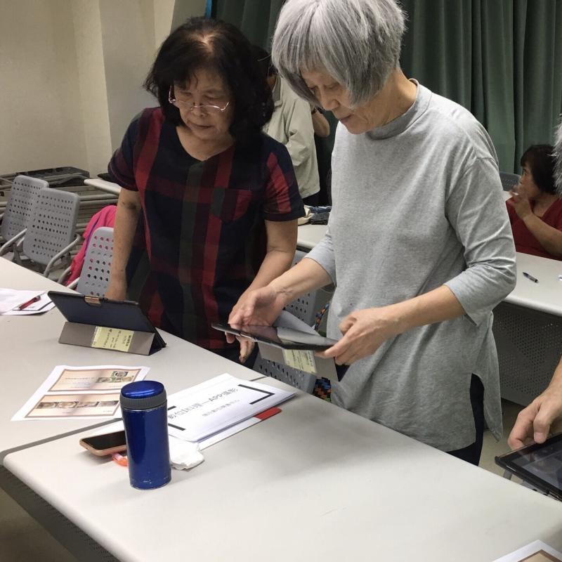 學員認真運用平板攝影