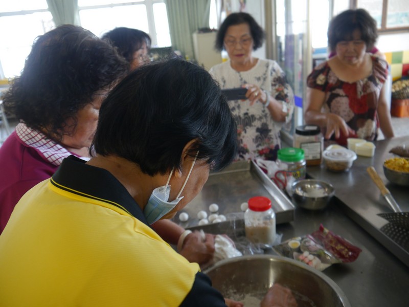 麵粉要慢慢加水攪拌才會Q。