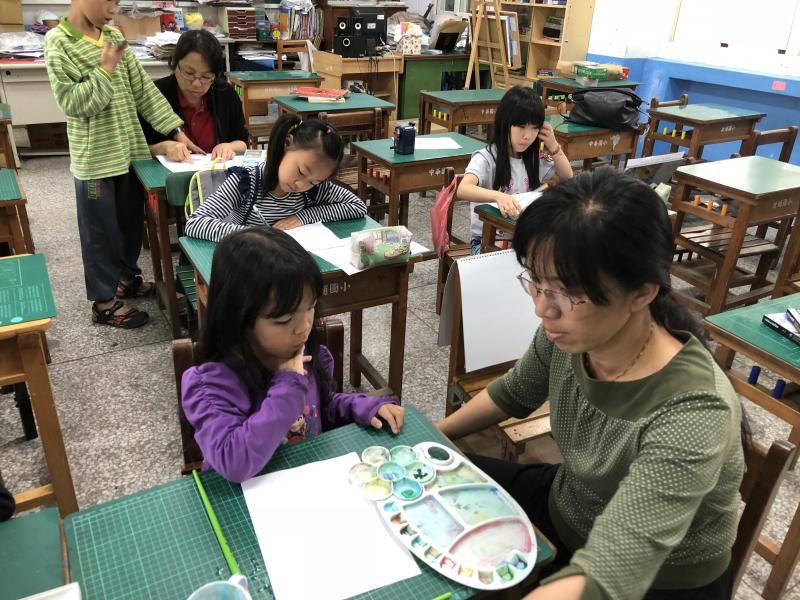 親子共學的DOC繪本課，配合國小的美術課共同作業