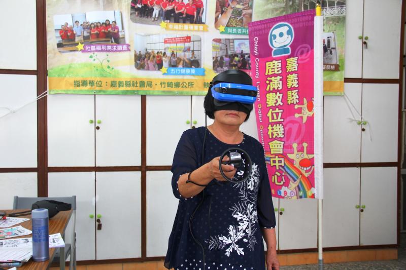 蔡學員體驗VR