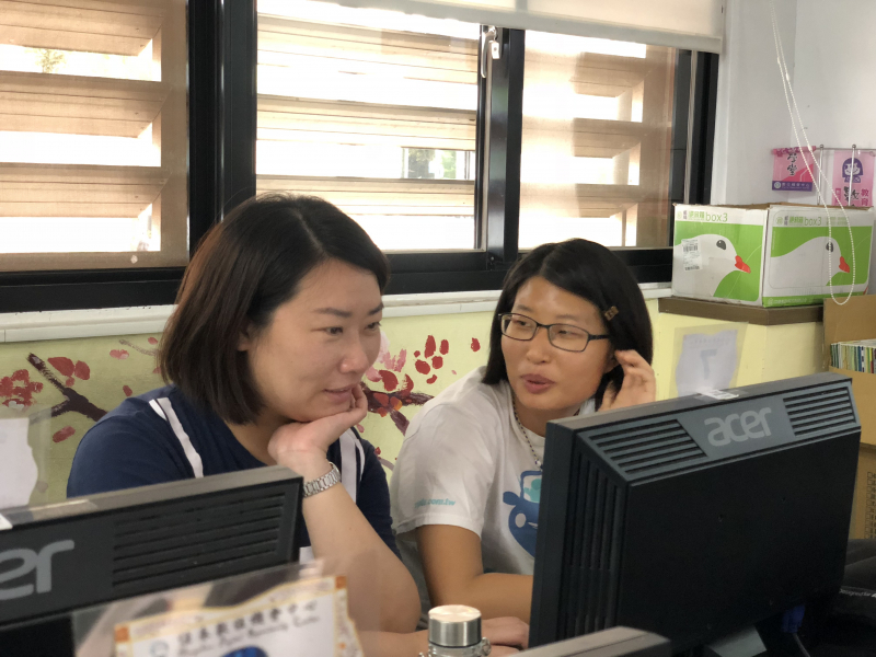 學員互相討論版面設計