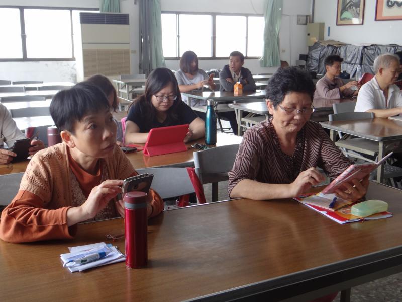 學員們認真實作中，觀看樂圾通APP動向。