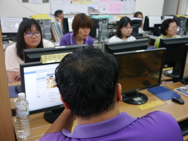 熟悉粉絲團經營與行銷應用。