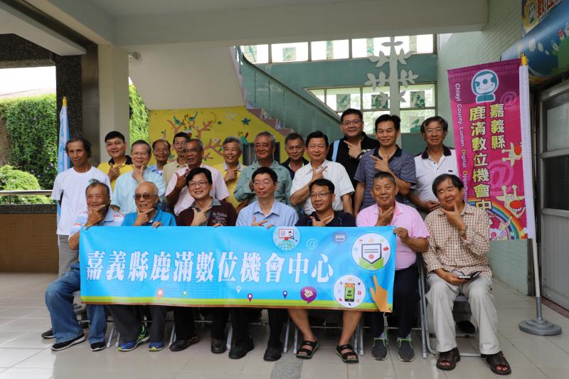 家用攝影機網路監控與電器網路控制A班-校長與學員合照