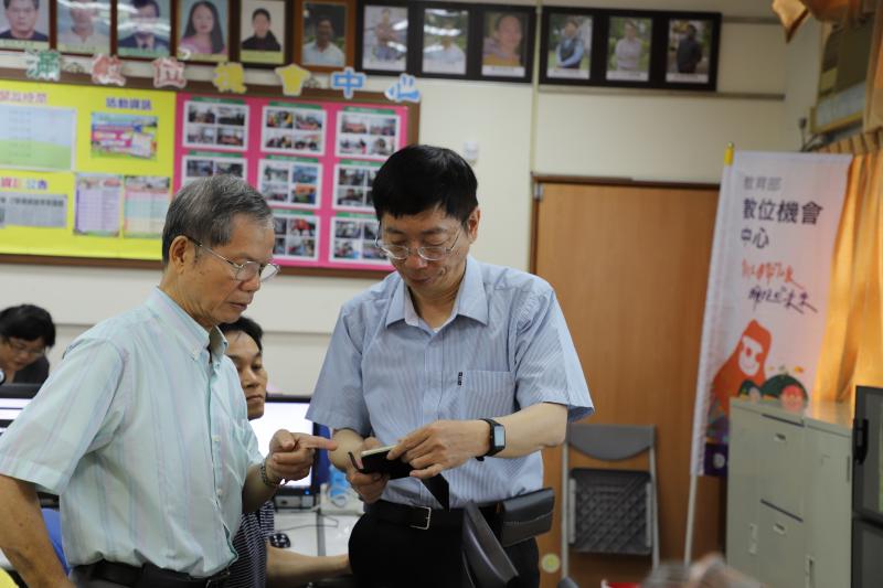 講師協助學員如何下載米家