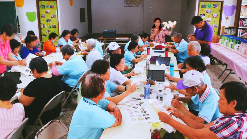 學員認真聽著老師的步驟