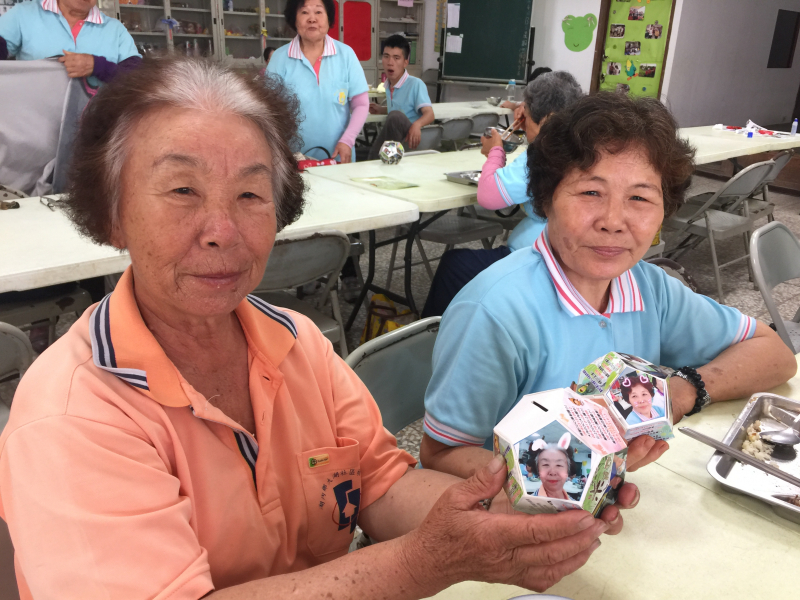 學員開心與自創存錢筒造型合照