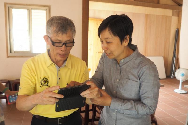 講師向學員講解手機攝影的相關設定