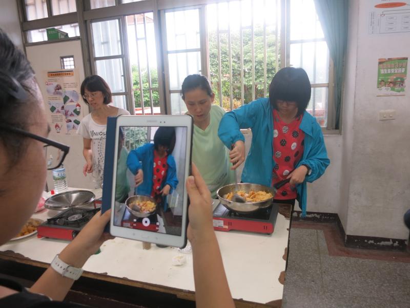 美食電子書需要的照片，由學員分組完成