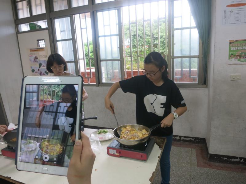 有小朋友也想嘗試煮菜，與媽媽交換工作