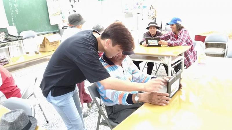 鳳林數位機會中心數位平板課程，協助學員解決問題