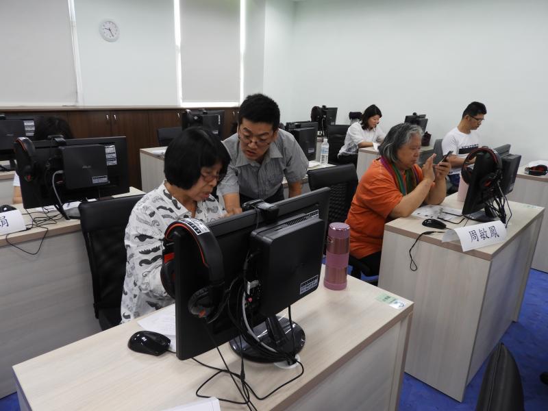 一對一協助學員解決問題
