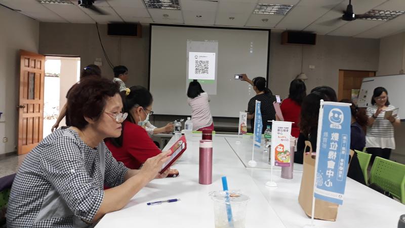 講師講解操作 有問題會主動請老師協助