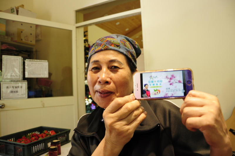 學員玉嬌阿姨開心分享自己設計的名片。