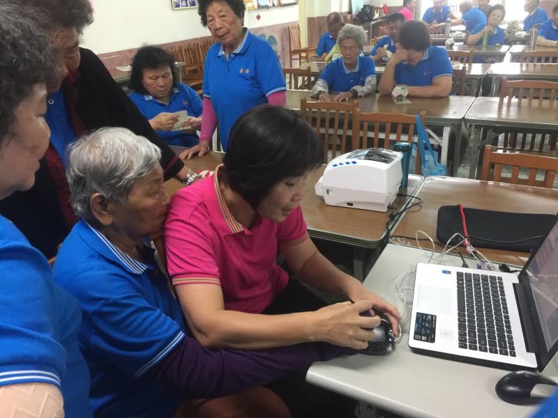 老師親切的協助學員操作電腦