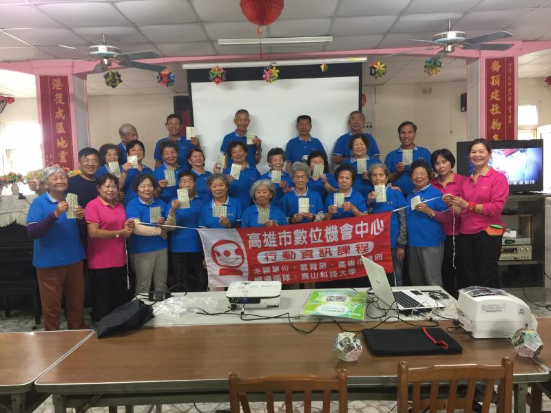 學員開心與老師合照