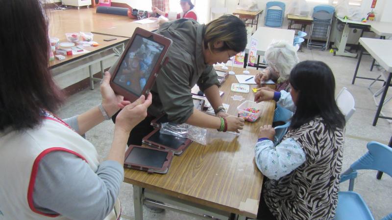 講師一旁協助學員拍攝場景