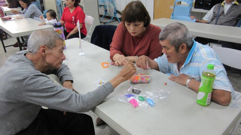 學員互相實作數位3D立體拼豆