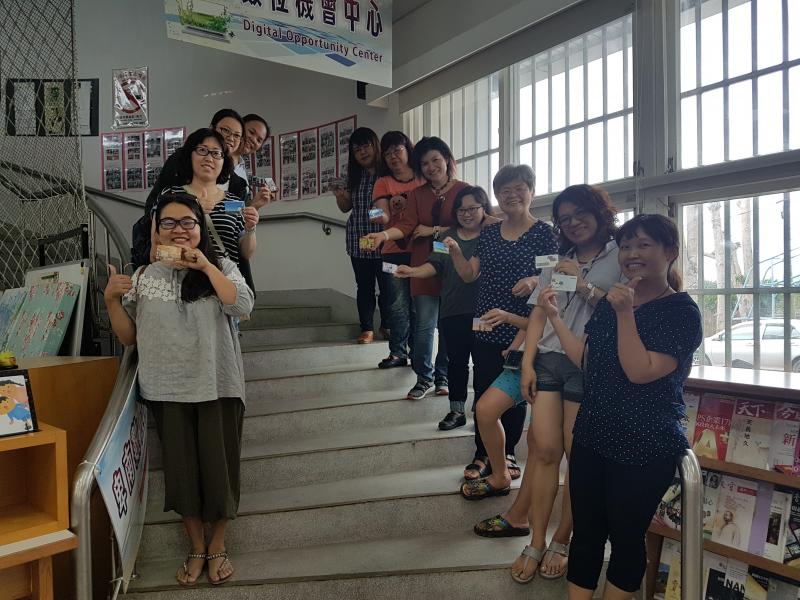 學員利用假日學習~  大家手上拿著一張自創悠遊卡開心合照~