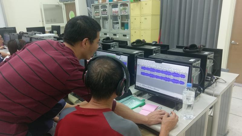 剪輯中的音樂可從audacity-效果選取淡出.淡入.增幅.去人聲.聲調大小...等來配合剪輯音樂所需要的