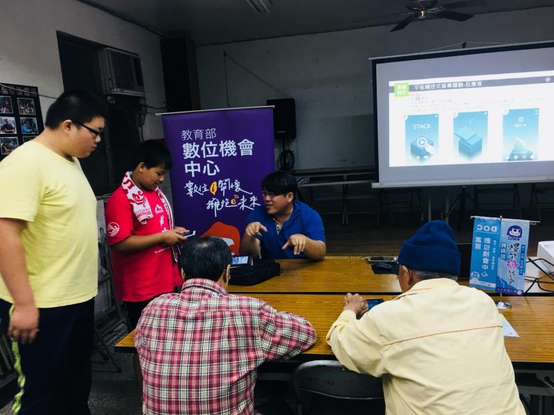 古青福老師教學員們玩平板小遊戲反應堆，老人小孩都喜歡玩