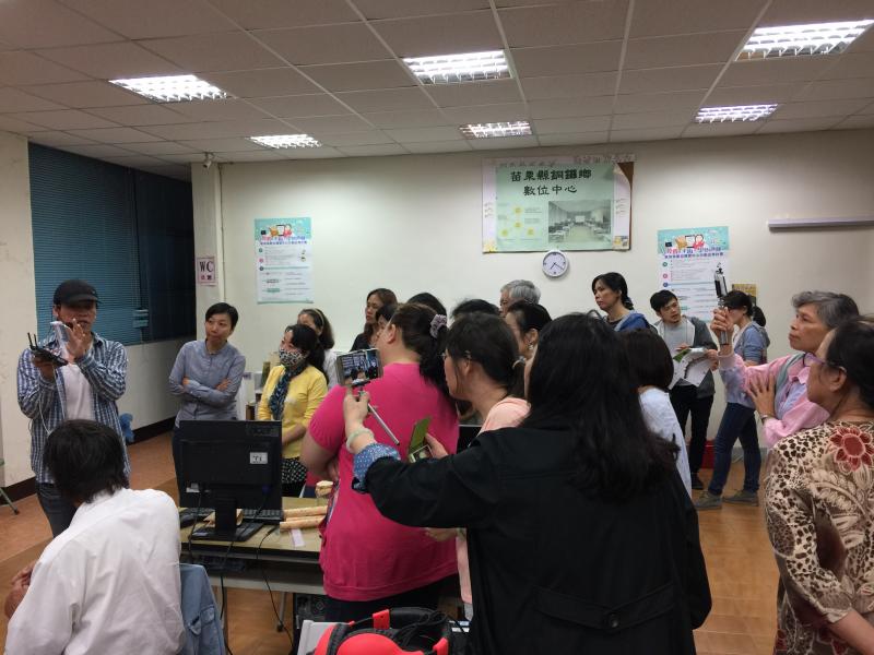 講師在教室內向學員講解空拍機操作