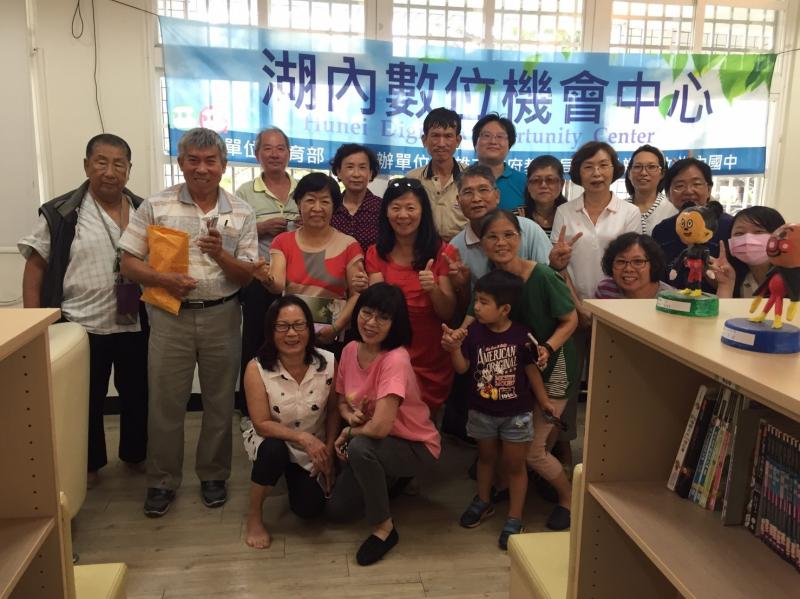 學員開心與老師合照
