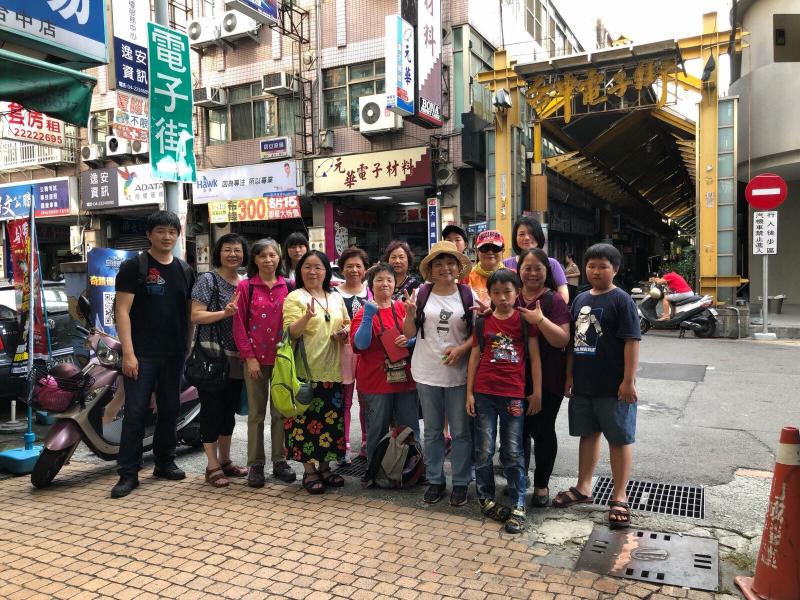 旅遊地點規劃及實地出遊，利用手機/平板拍照或攝影。