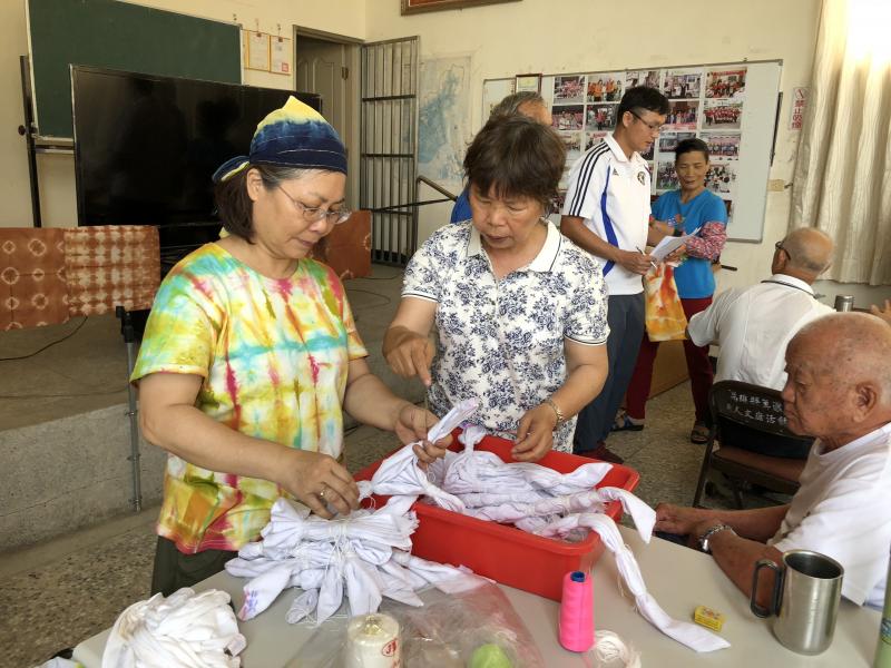 講師教導學員如何綁染布