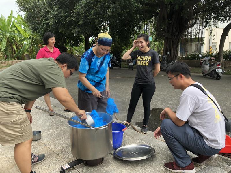 將綁好的染布放在染桶裡