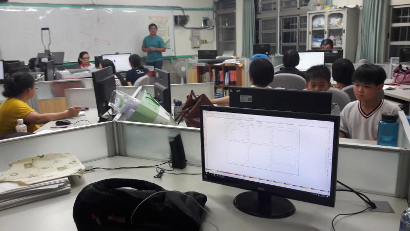 老師課堂教學雷射切割玩創意工作坊，學習設計軟體、雷射切割機、組裝作品本次工作坊主要介紹好用的免費設計軟體Sketch ...