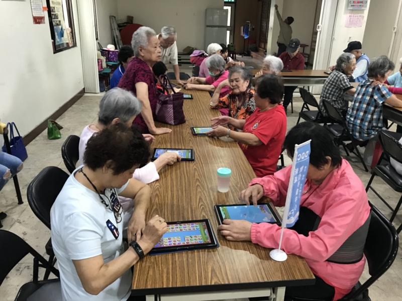 學員練習操作平板