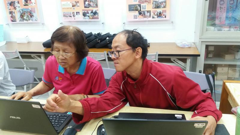 學員互相幫忙學習操作PPT