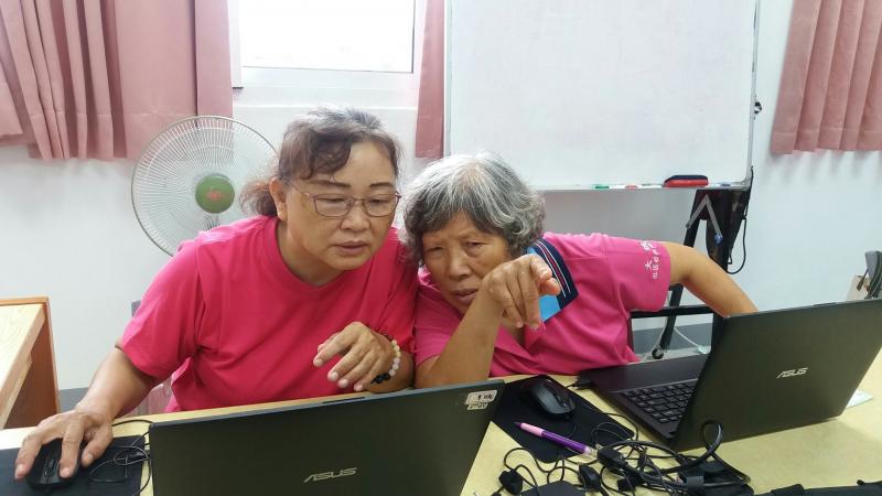 學員互相研究