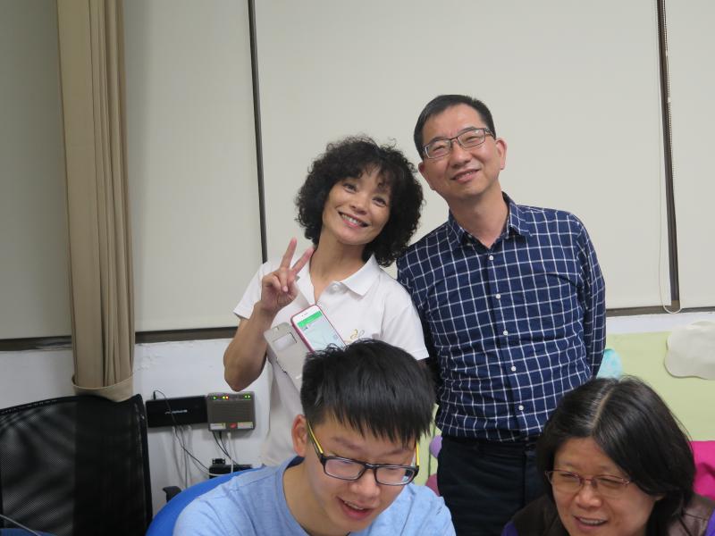 陳錦倫鄉長給學員加油按讚!