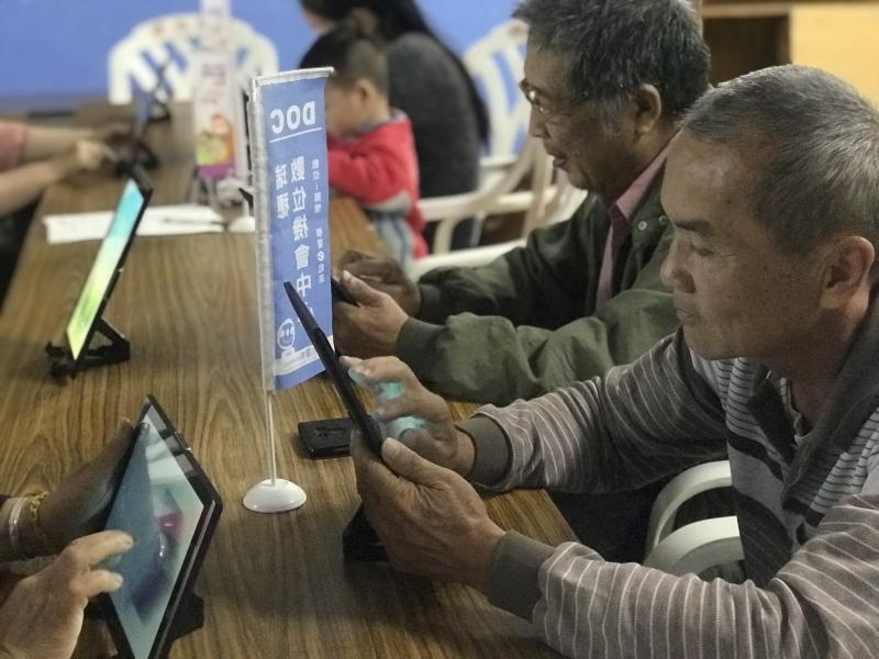 長輩們在快樂中學習
