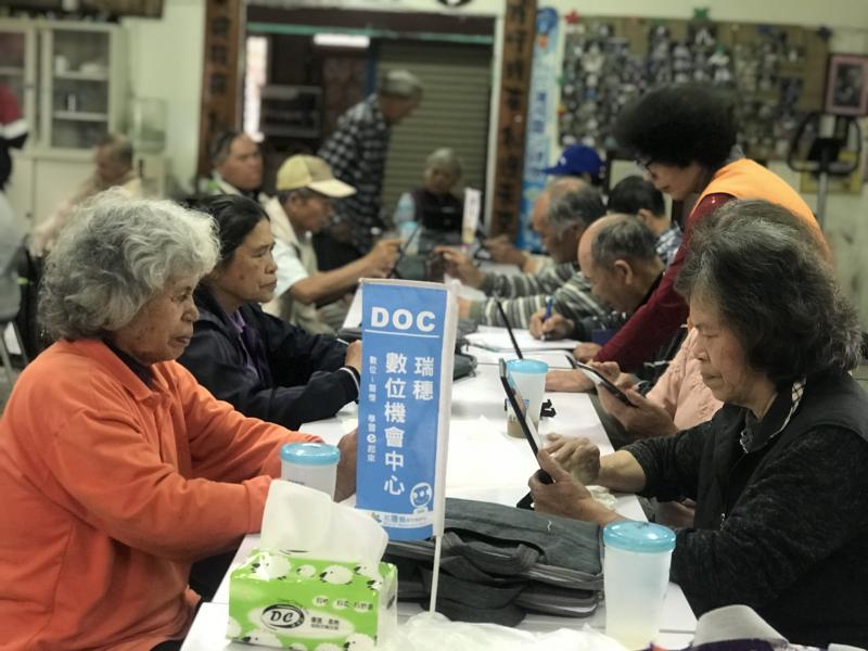 長輩們在快樂中學習
