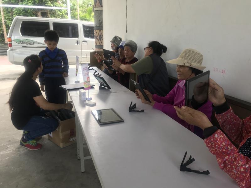 從基本的開始，一步步教導長輩如何使用