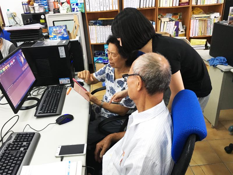 輔導員協助學員上傳照片至電腦