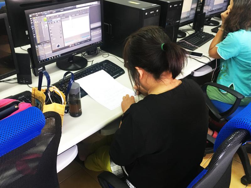 學員認真上課、抄寫筆記，學習剪輯技巧