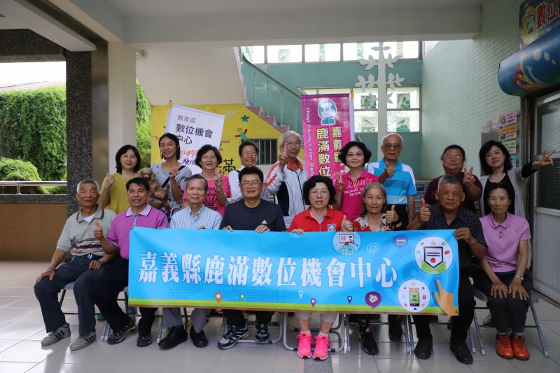 何主任與學員合照