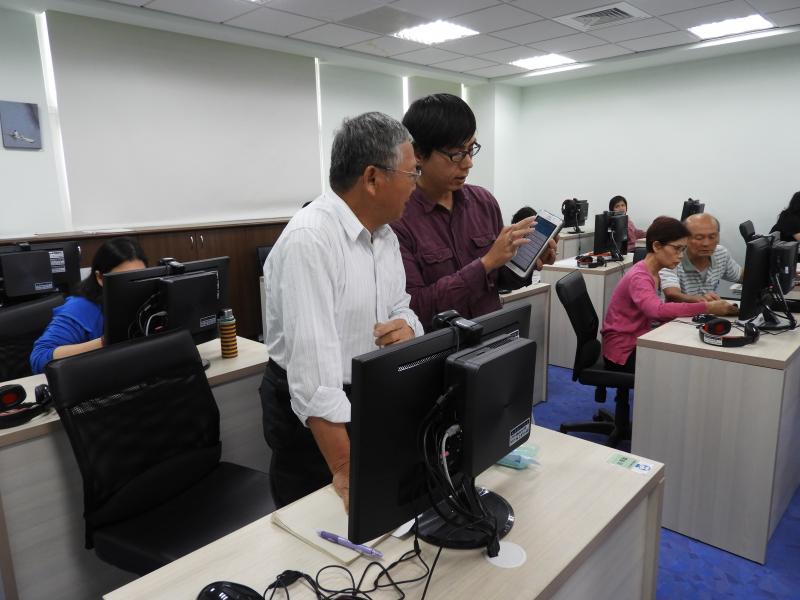 一對一協助學員解決問題