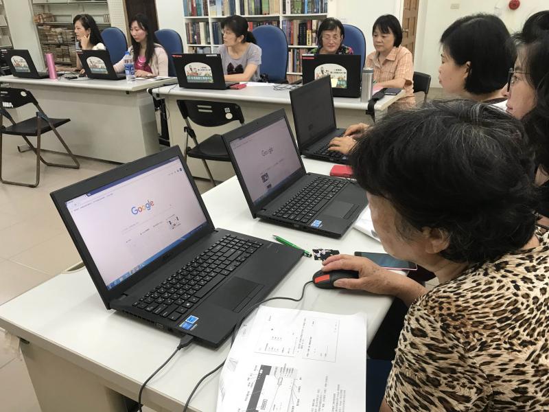 學員操作電腦