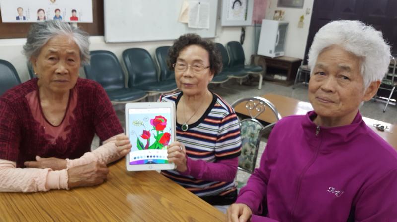 阿嬤使用平板APP 完作著色作品