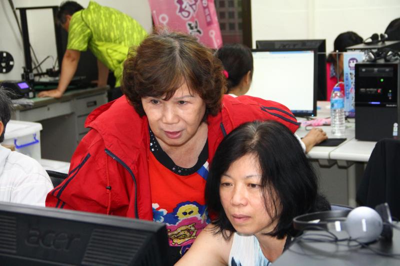 學員相互協助軟體操作進行雷雕產品設計創作。